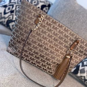 NWT MICHAEL KORS PURSE!!